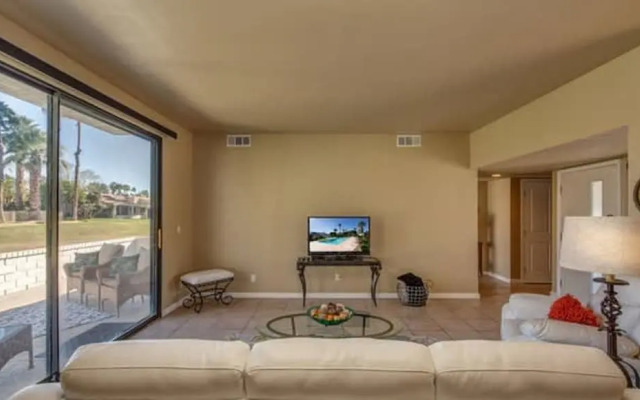 Stylish Condo With Golf Course Views