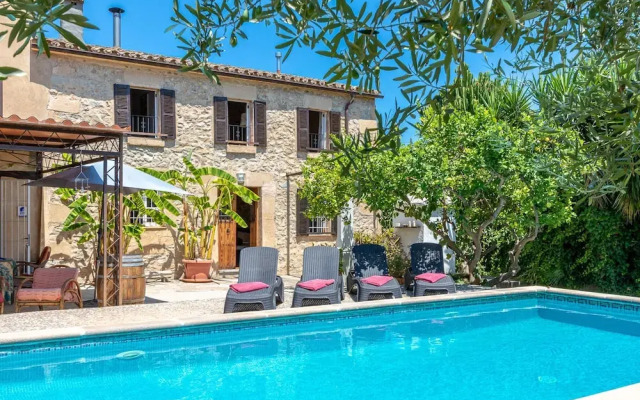 Traditional Charm With Private Pool