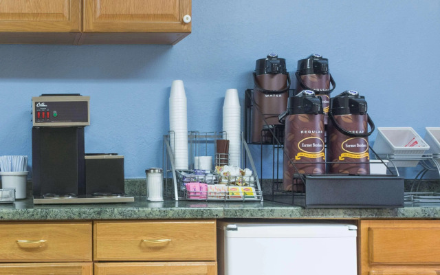 Super 8 By Wyndham Gardner