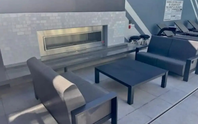 Luxe 1Br + Den: Little Italy Gem