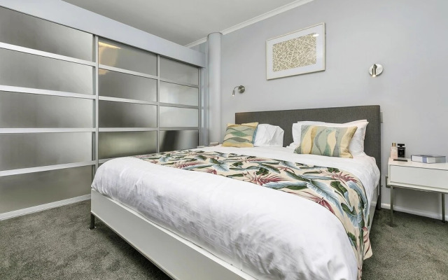 Deluxe Waterfront & City Apartment