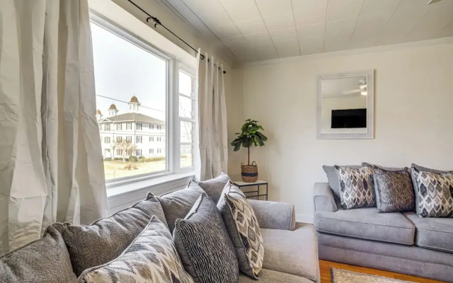Cambridge Apt in Walkable Neighborhood