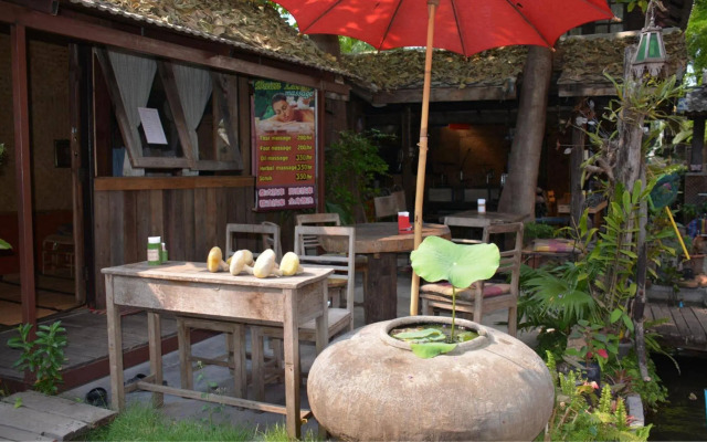 Baan Lansa Bed & Bar - Hostel