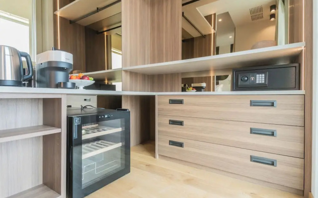 Pureview Luxury Suites, with breakfast & pool