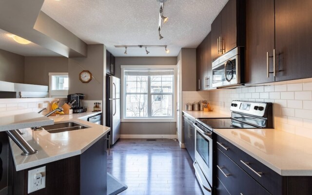 Upscale Townhome,banff,spruce Meadows ,pets
