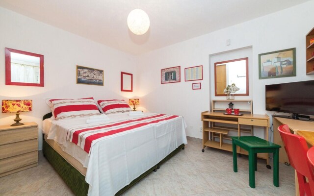 Amazing Home in Seget Donji With Wifi and 5 Bedrooms