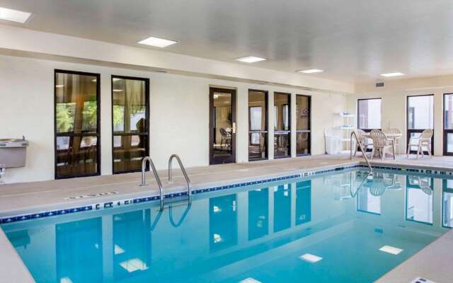 Comfort Inn & Suites at Stone Mountain