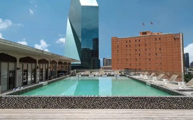 Downtown Dallas CozySuites w/ roof pool, gym #1