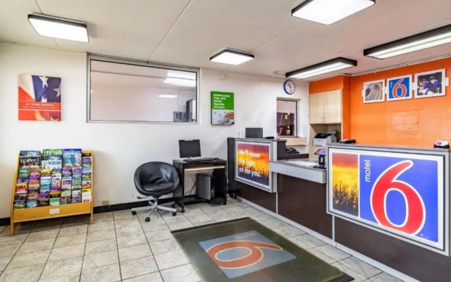 Motel 6 Joliet, IL - I-80