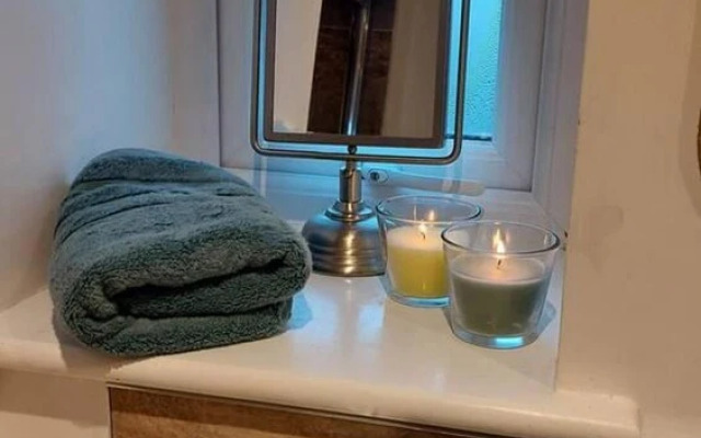 1 Bed Flat - Sleeps 4 - Garden - Parking - Wifi