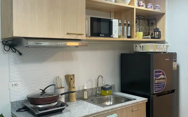 Spacious Modern Condo with Balcony