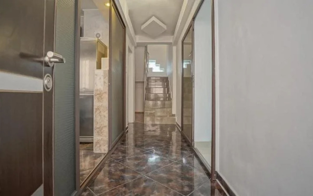 Cn2I Luxury Accommodation/ Monique