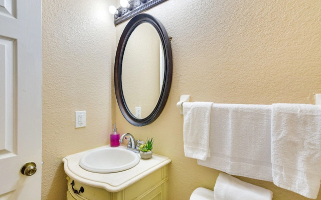 Opa-locka Townhome, 15 Mi to Miami Beach!