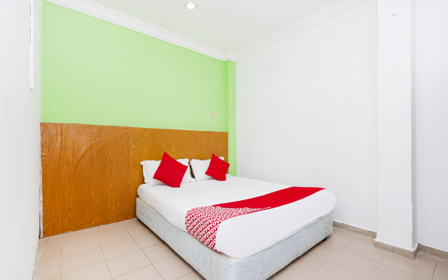 OYO 850 Gold Star Hotel