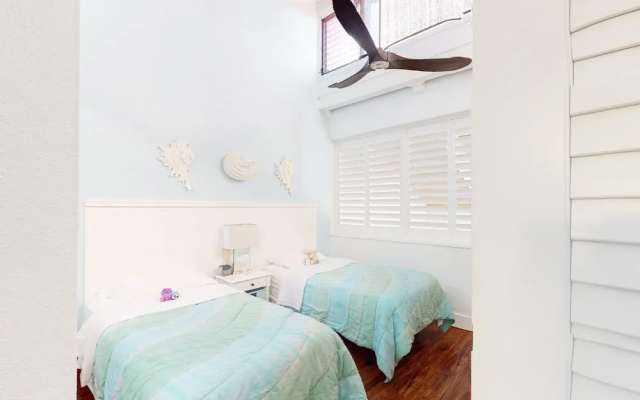 Luana Kai C-301 3 Bedroom Condo by RedAwning