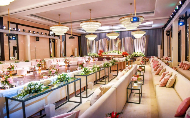 Royal Saray Resort