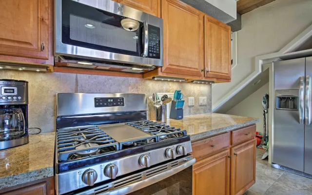 Kona Condo w/ View, Walk to Beach & Restaurants