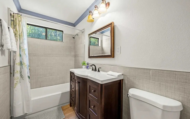 Spacious Retreat w Large Kitchen Outdoor Patio