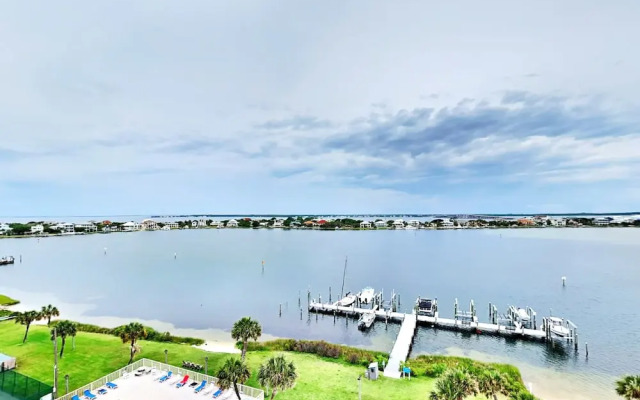 Sabine Yacht & Racquet #8D