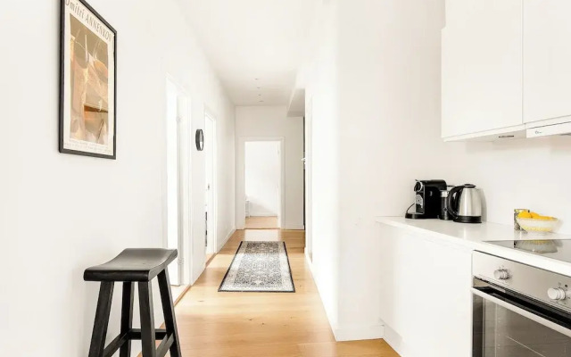 Sanders Leaves - Pleasant 4-bdr Apt With City View