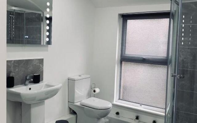 Stylish, Spacious & Luxurious Home - Parking