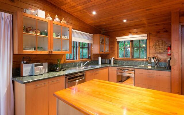 Veronica House - Russell Holiday Home