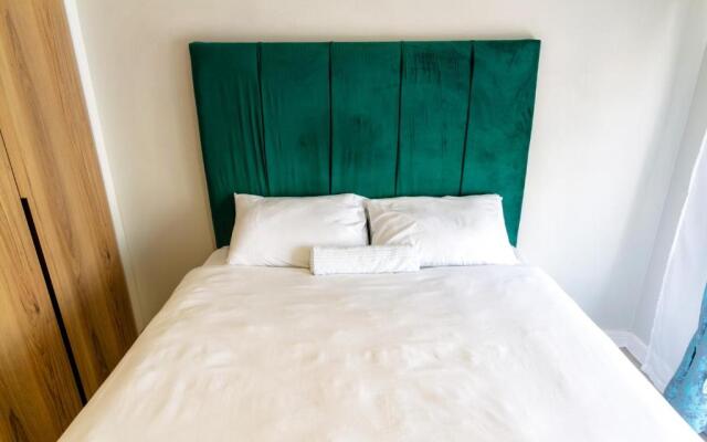Lovely 1 Modern bedroom in Waterfall City
