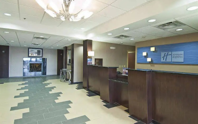 Holiday Inn Express: Pearl