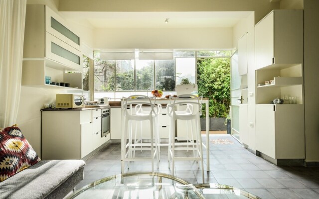 Serene Retreat with Lush Garden by Sea N Rent