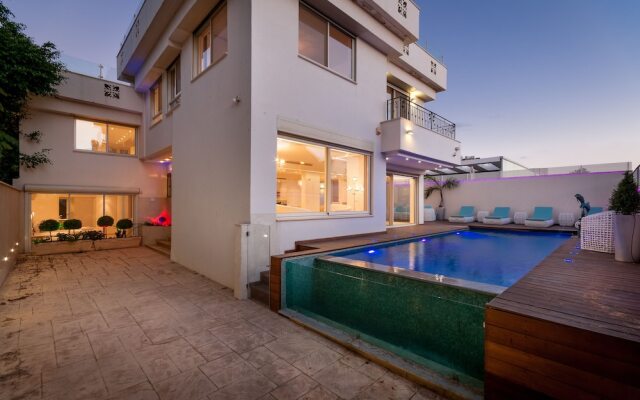 Luxurious Villa with great location