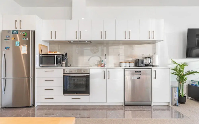 2Br Cbd Gem With City Views