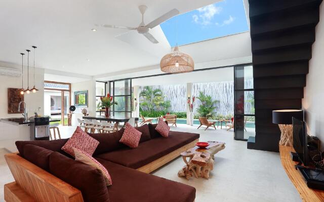 Seminyak White Design Villa