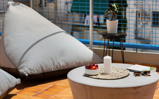 Acropolis View 2-Bedroom Apt, Minimal-Safari Vibe, Big Balcony!
