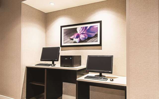 La Quinta Inn & Suites by Wyndham Cincinnati Sharonville