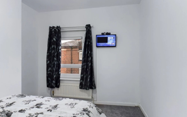 Lovely! 2-bed House Located in Soke - on - Trent
