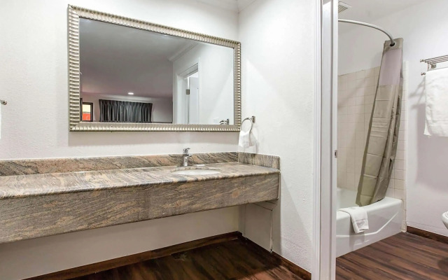 Baymont by Wyndham Bakersfield