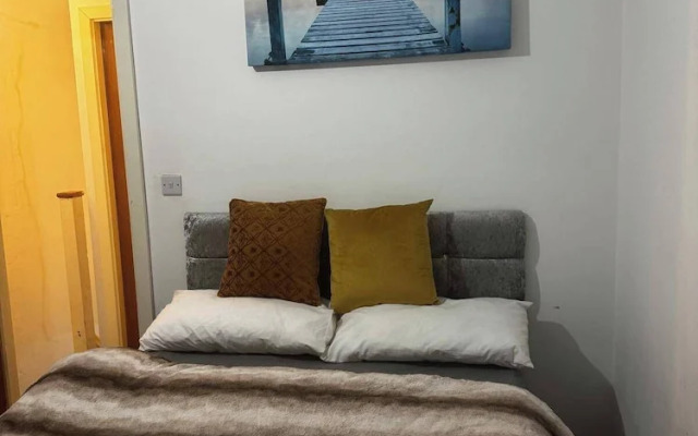 Cosy Central Home - Sleeps 5, Free Parking & Patio