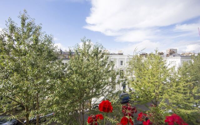 Brunswick Gardens - Cosy Apartment in a Cherry Tree Lined Street- Notting Hill