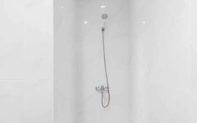 Comfort and Tranquil Living 1BR The Smith Alam Sutera Apartment By Travelio – Bathroom – Tangerang