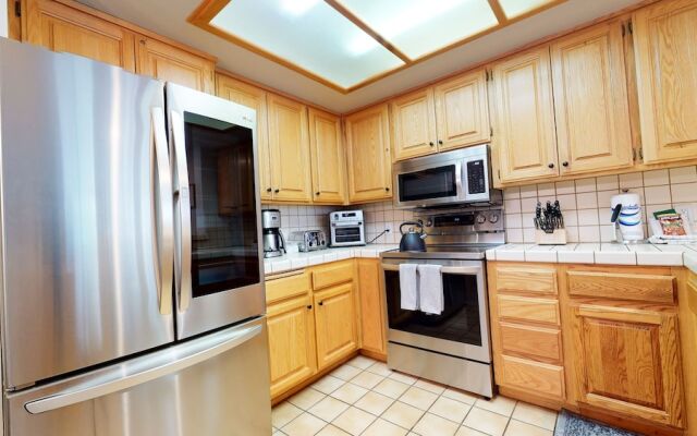 Silver Bear 21 Updated, Light and Bright, Walk to Canyon Lodge and Gondola by RedAwning