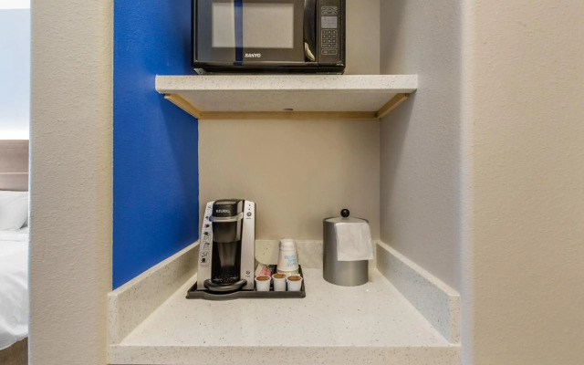 Holiday Inn Express Hotel & Suites Houston-Alvin by IHG