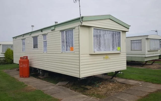 T & J's Caravan - 207 Happy Day's