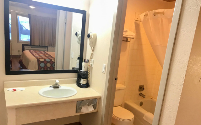 Travelodge by Wyndham Bakersfield