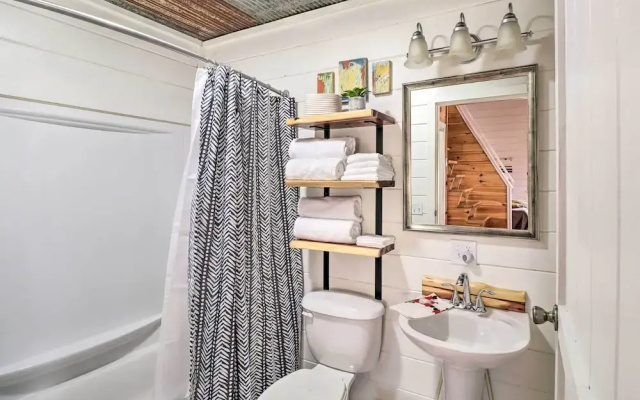 Cheery Pet-friendly Studio w/ Shared Fire Pit