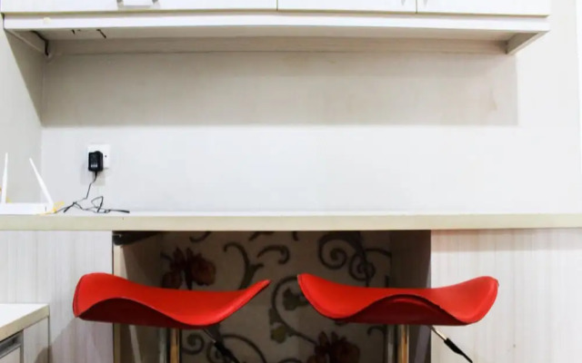 Fully Furnished And Cozy Design 1br Green Pramuka Apartment