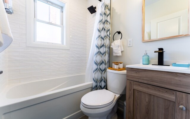 2 BR King Bed Suite - Mohawk & Hospitals