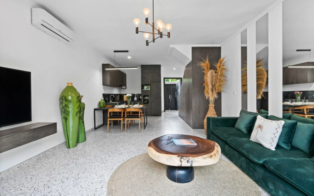 Sunny Nelayan Villa by Betterplace