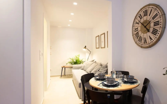 Phaedrus Living: City Luxury Flat Mavromichali