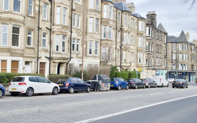 Traditional 2 Bedroom Apartment in Edinburgh