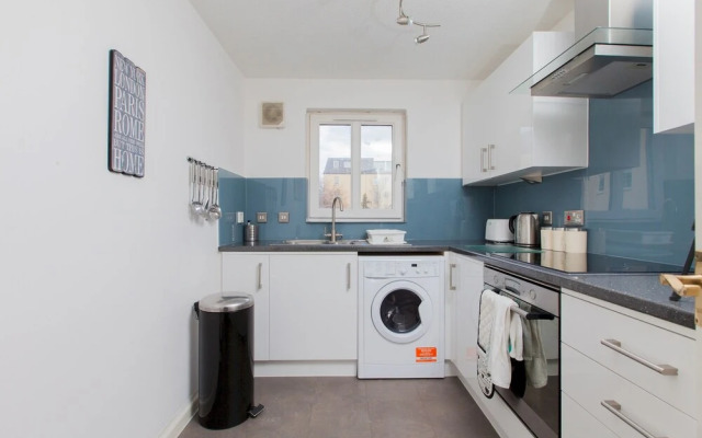 Bright & Airy City Centre Flat With Free Parking